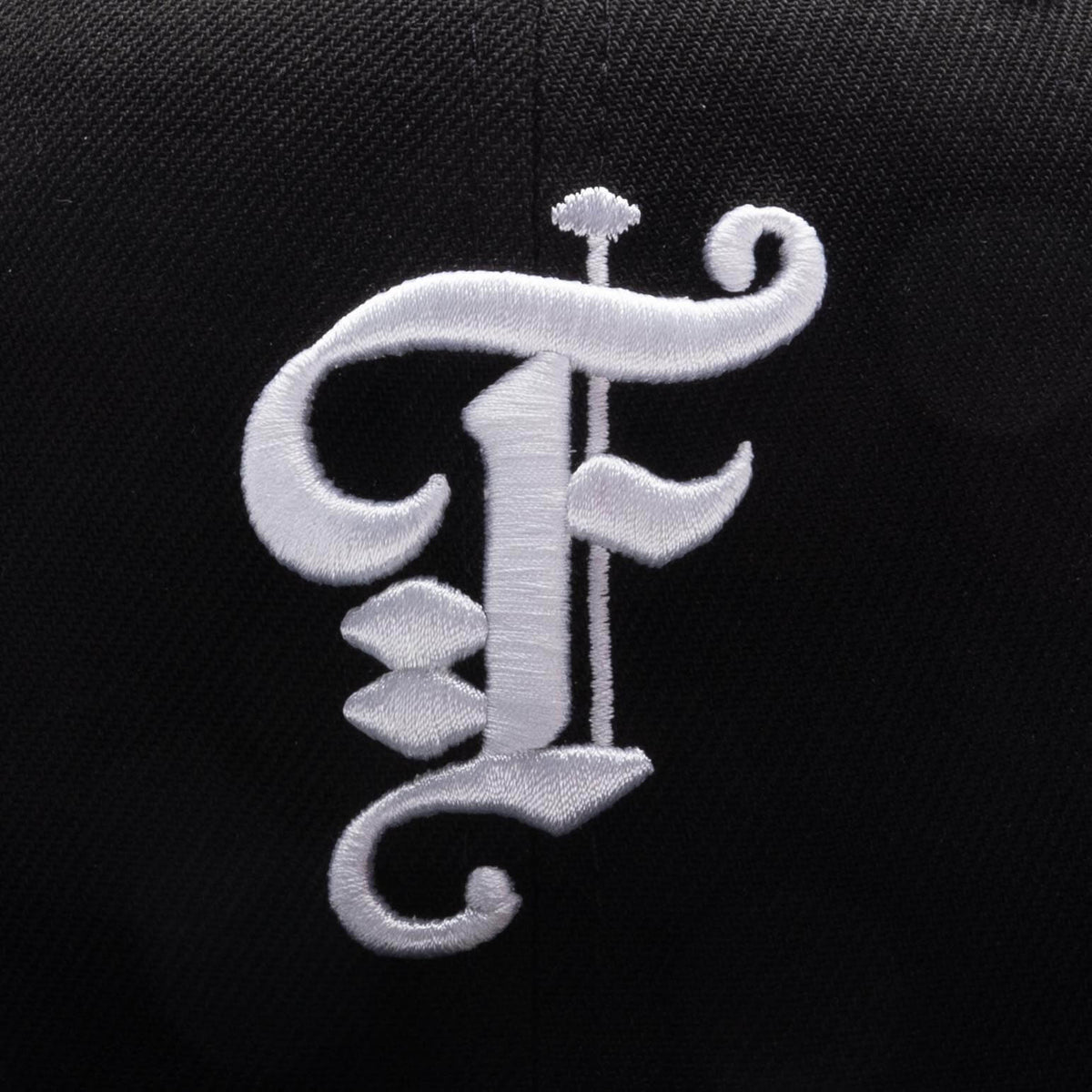Feature x New Era Old English Plaza Fitted - Black/Snow Grey
