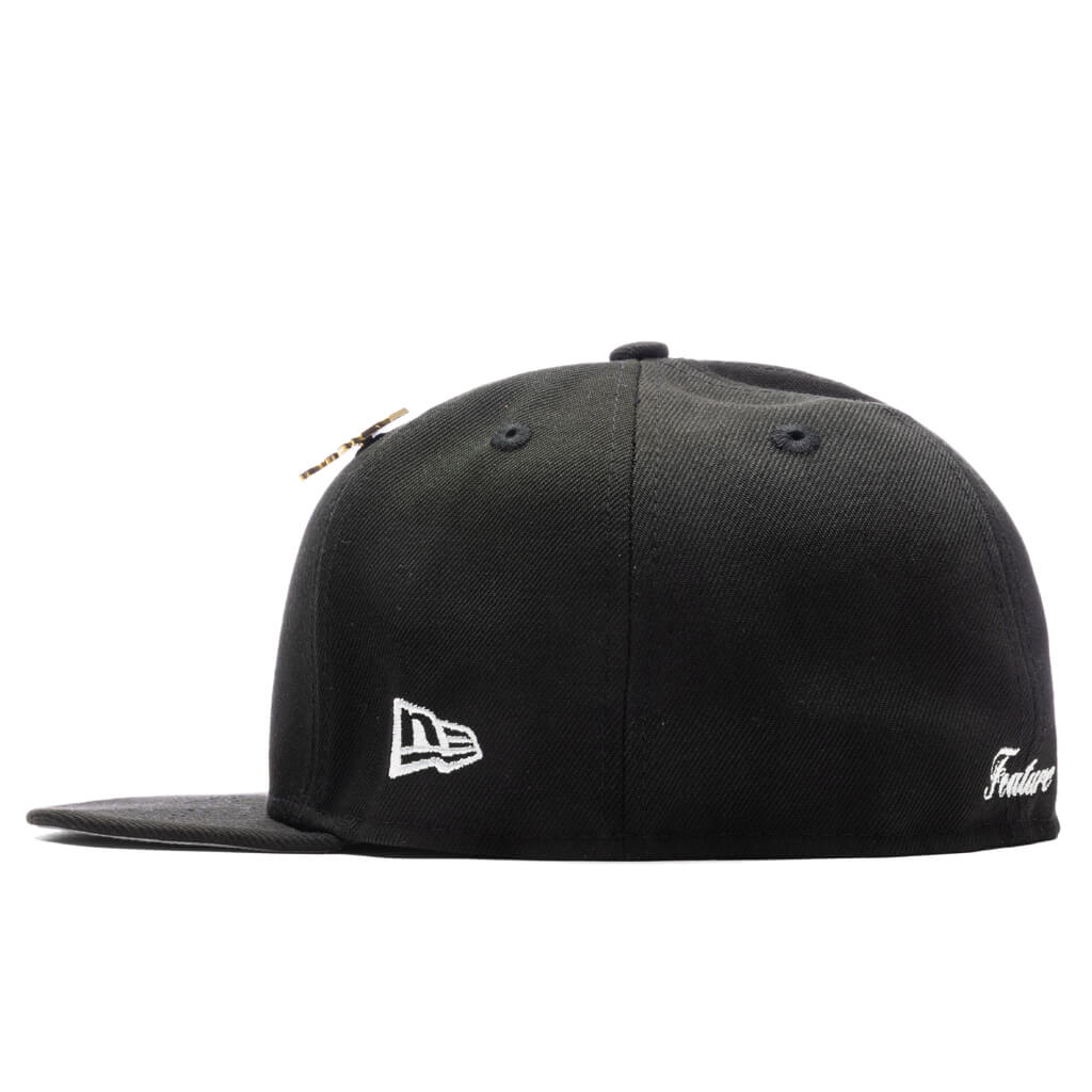 Feature x New Era Old English Plaza Fitted - Black/Snow Grey