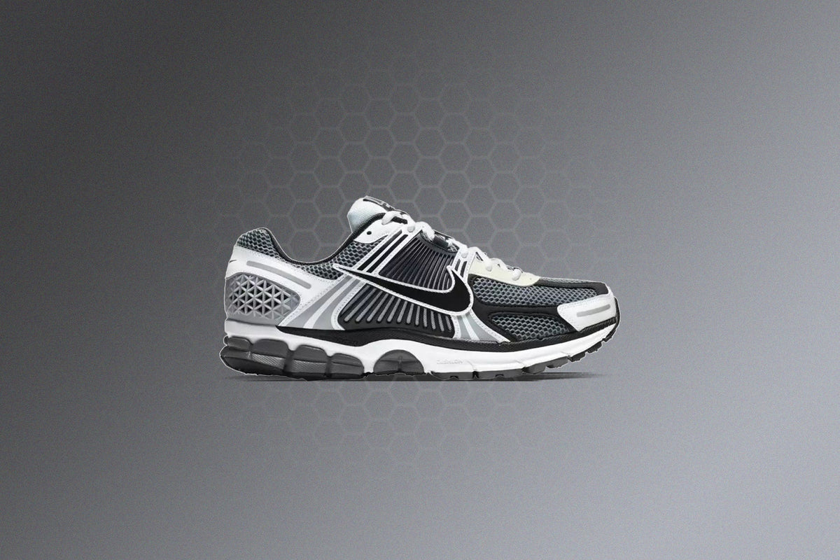 Zoom Vomero 5 SE SP - Dark Grey/Black/White/Sail
